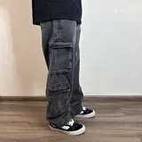 Jean cargo de corte baggy en color azul lavado, con múltiples bolsillos laterales tipo cargo y cierre frontal.