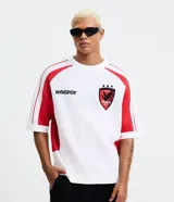 Camisa de punto para hombre de manga corta, diseño bicolor en blanco y rojo, con estampado lettering "Maverick" en el pecho y escudo deportivo de Osaka.