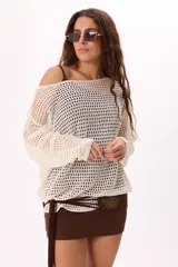 Set de tres piezas compuesto por un vestido corto liso, un sweater tejido de punto con diseño de red y un cinturón con hebilla decorativa. El sweater es de corte holgado y manga larga, ideal para superponer sobre el vestido.