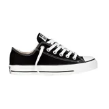 Championes urbanos Converse Chuck Taylor All Star de caña baja, color negro con detalles en blanco, confeccionados en lona, con suela de goma y logo de la marca en la lengüeta y el talón.