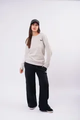 Pantalón wide leg de frizza color negro, con corte recto y holgado, cintura elástica con cordón ajustable y logo bordado en el lateral.