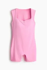 Mono corto deportivo sin mangas color rosado, confeccionado con tejido funcional SculptMove que realza el contorno y DryMove que absorbe el sudor. Modelo ajustado con escote corazón y soutien incorporado con relleno extraíble.