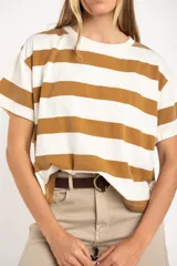 Remera oversize de algodón lavado con diseño de rayas horizontales en color camel y blanco, de manga corta y cuello redondo.