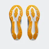 Championes de running Asics modelo Dynablast 5, con capellada de malla jacquard transpirable en color negro y blanco. Presenta entresuela con tecnología FF Blast+ para mayor amortiguación y retorno de energía, con suela de goma en color verde.