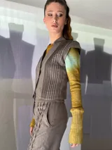 Chaleco de lana texturizada color marrón con alforzas en los laterales, cuello alto y pequeñas mangas.