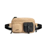 Riñonera de tela ripstop color beige con detalles en negro. Cuenta con un compartimento principal con cierre, un bolsillo frontal con cierre y un bolsillo frontal con solapa y hebilla de ajuste. Incluye correa regulable negra.