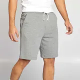 Bermudas deportivas grises de corte recto.