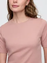 Remera de tejido rib con cuello redondo y mangas cortas, de corte ajustado al cuerpo.