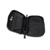 Riñonera negra con correa ajustable para usar como bandolera. Fabricada con material xPac X21 impermeable, cuenta con apertura de 180°, 7 bolsillos internos, 2 bolsillos externos, detalles en color ladrillo y cierres impermeables.