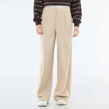 Pantalón de corte ancho y tiro alto, color beige, con diseño de cintura estilo bóxer y pinzas frontales.