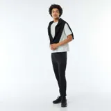 Pantalón de chándal negro, corte ajustado, con bolsillos laterales con cierre.