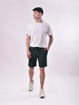 Bermuda de corte clásico color negro, con cintura elástica y cordón ajustable, bolsillos laterales y diseño minimalista.