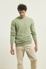 Sweater de punto fino azul con cuello redondo y terminaciones elásticas en canalé.