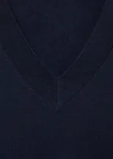 Jersey de punto fino con cuello en pico y manga larga, de diseño recto y corte estándar.