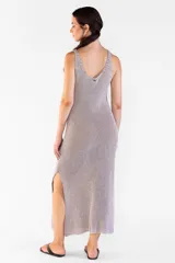Vestido largo de punto con hilos en dos tonos que generan un efecto jaspeado, escote bote, sin mangas y aberturas laterales en el dobladillo.