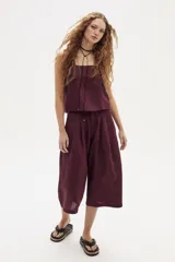 Bermuda color borgoña de lino con pinzas delanteras y corte a la rodilla.