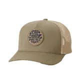Gorro trucker Rip Curl Wetsuit Icon color verde militar, con panel frontal estructurado, visera curva y red trasera en tono tostado. Cuenta con un parche circular estampado en el frente con diseño tipográfico.
