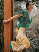 Pantalón de lino y algodón a rayas verticales en tonos celeste y blanco, con corte palazzo y volados en el lateral.