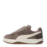 Championes Puma Park Luna Sd de gamuza color marrón claro, con detalles en blanco crema y suela de goma.