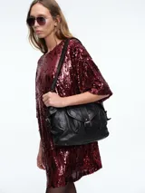 Vestido corto de corte recto y holgado, confeccionado en tejido cubierto de lentejuelas doradas. Presenta cuello redondo, mangas cortas amplias y una caída fluida.