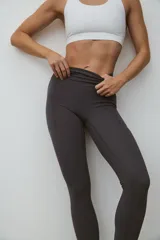 Leggins deportivos negros de tiro alto con cintura ancha y costuras frontales verticales.