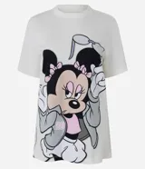 Remera oversized de algodón blanco, con mangas cortas, cuello redondo y gran estampado frontal de Minnie Mouse.