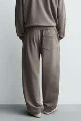 Pantalón jogger balloon fit de hombre, color negro con efecto lavado, confeccionado en algodón con interior afelpado. Cuenta con cintura elástica, bolsillos laterales y detalle de bolsillos traseros.