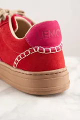 Zapatillas urbanas de gamuza color rojo con detalles en rosa.