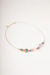 Collar corto con cadena dorada y cuentas de cristal de colores.