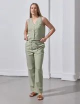 Pantalón de lino color verde claro, marca Alex & Jordan. Tiene pretina ancha con lazo de ajuste y bolsillos verticales delanteros.