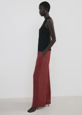 Pantalón palazzo largo de tiro alto, color bordó, con cintura elástica y lazo ajustable.