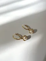 Aros de plata 925 con baño de oro de 24K y dije colgante con perla de río engarzada.