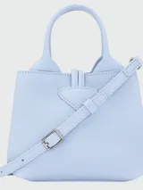 Cartera de mano de cuero color celeste, modelo Le Roseau XS de Longchamp, con estructura rígida, asas superiores y cierre de broque metálico tipo caña de bambú.