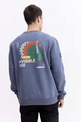 Buzo de cuello redondo con estampado artístico en la espalda que incluye la frase 'Invisible Rise' y el logo de la marca Mistral. Presenta puños y ruedo acanalados.