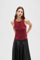 Musculosa de corte al cuerpo con cuello redondo y diseño sin mangas, confeccionada en tejido liso.