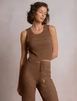 Top crop de tejido calado marrón, marca Elan, con escote redondo, sin mangas y aberturas laterales con lazos ajustables decorados con caracoles.