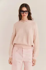 Sweater de punto grueso acanalado de algodón, con calce oversized, cuello ancho y mangas largas con puño.
