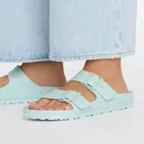 Sandalias Birkenstock Arizona Eva de goma color verde agua, con doble tira y hebillas ajustables.