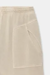 Pantalón de algodón negro con tiro medio, cintura elástica, pierna recta y grandes bolsillos laterales aplicados.
