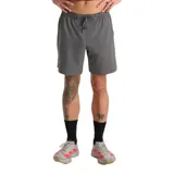 Short deportivo gris de poliéster reciclado y elastano, con cintura elástica y cordón ajustable.