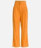 Pantalón recto de tiro alto color naranja, con doble botonadura, pinzas y trabillas en la cintura.