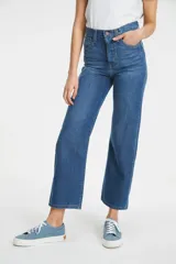 Jeans Levi's modelo Ribcage Straight Ankle de tiro extra alto, corte recto y largo al tobillo. Presentan cierre de botones en la bragueta y un lavado azul clásico.