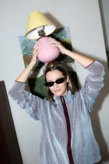 Campera tejida de punto con textura de rayas verticales, cierre frontal completo y cuello alto. Diseño de manga larga con hombros caídos.