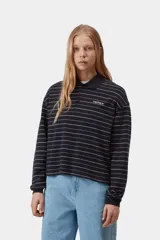 Polo de manga larga Carhartt WIP modelo Mabel, confeccionado en piqué de algodón color negro con diseño de finas rayas horizontales blancas. Cuenta con cuello clásico, cierre frontal con botones y el logotipo de la marca bordado en el pecho.
