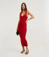 Vestido midi de punto texturizado, color rojo, con escote en V y diseño sin mangas. Presenta un corte ajustado al cuerpo.