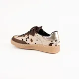 Championes de estilo urbano con diseño combinado en cuero negro y paneles laterales con estampado animal print tipo leopardo. Presenta detalle en color dorado en el talón, cierre con cordones negros y suela de goma en tono natural.