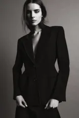 Blazer entallada de Zara Woman Collection, color negro, con cuello solapa de muescas, manga larga con botones en puños y cierre frontal con botones. Presenta bolsillos de vivo en el delantero y detalle de pespuntes marcados a tono.