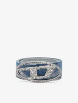 Cinturón Diesel con base de mezclilla azul y hebilla plateada con logo D cubierto de strass.