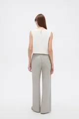 Pantalón de algodón color gris, de tiro medio y corte holgado tipo baggy, con bolsillos laterales y cordón ajustable en la cintura.