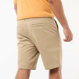 Bermuda chino de twill en color beige, con bolsillos laterales y traseros, corte clásico y presillas para cinturón.